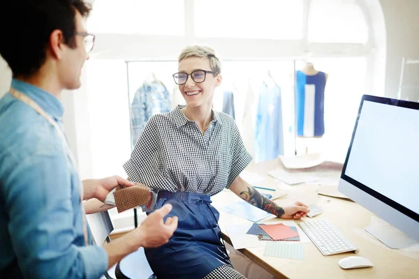 Gelukkig Jong Maat Aan Collega Door Werkplek Praten Luisteren Naar — Stockfoto