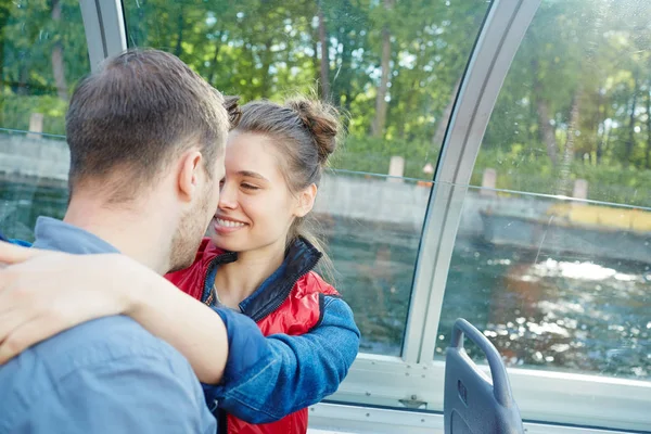 Zamilovaný Pár Objímat Motorship Během Jejich Turné Romantické Přímořské — Stock fotografie