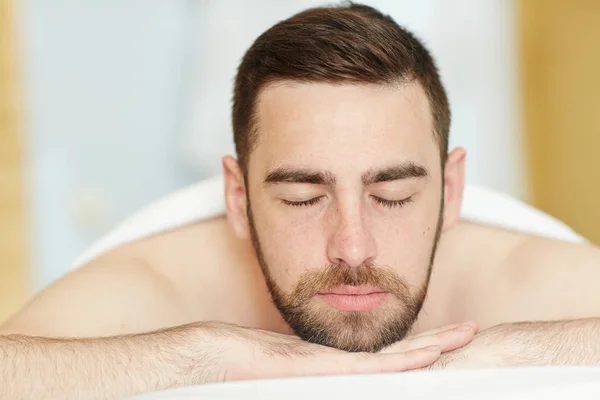 Jovem Relaxado Desfrutando Procedimento Spa Luxuoso Salão — Fotografia de Stock