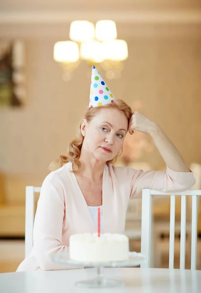 Beledigd Vrouw Verjaardag Dop Zitten Stoel Bij Tabel — Stockfoto