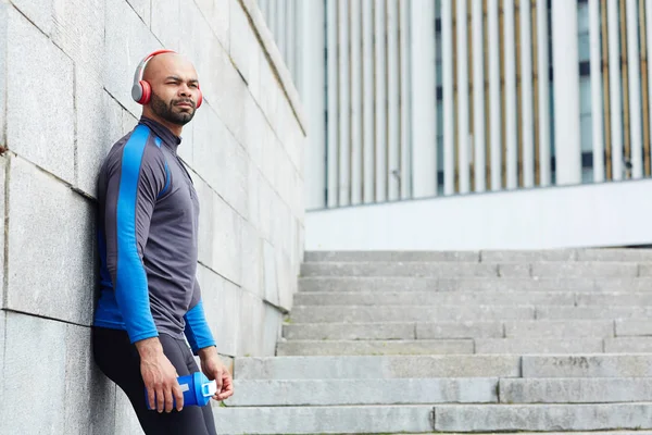 Guy Sportswear Listening Music Headphones While Leaning Wall — Stock Photo, Image