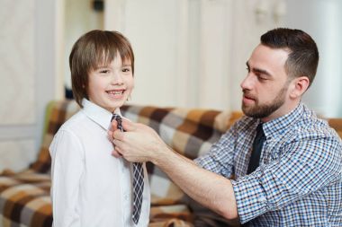 Giyinmeye küçük oğlu yardımcı baba