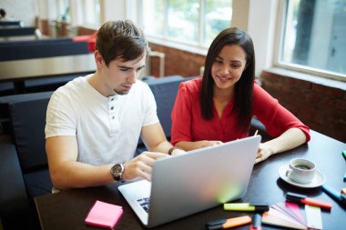 Kendine güvenen adam onun groupmate bazı önemli verileri gösteren