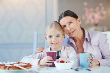 Sevgi büyükanne ve torunu çay vakit geçiriyor