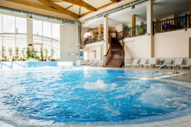 Modern Relax resort jakuzili tam merkezinde sıcak sıçramasına su iç