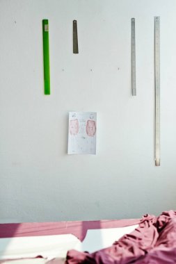 Arka plan görüntüsü ile atölye masa üstünde o, kadın giysi ve terziler kroki pembe bezle boş terziler stüdyosunun duvara araçları