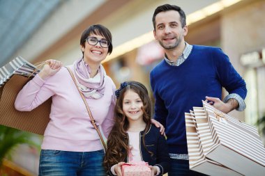 Üç alışveriş merkezinde vakit genç aile