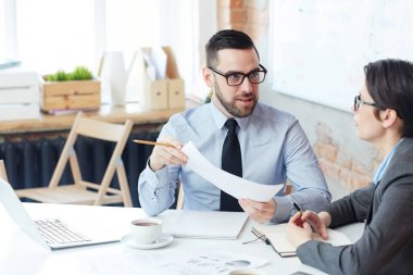 İki analistler fikirler projesi için tartışırken beyin fırtınası