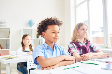 Resepsiyon tarafından oturan ve öğretmen dinlerken mutlu okul seyirci