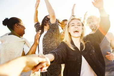 Kendinden geçmiş kız ve arkadaşları kumsalda dans partisi