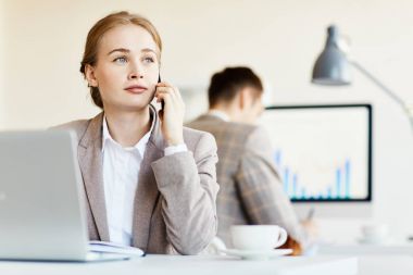 Genç işçi işyerinde office tarafından arama smartphone ile