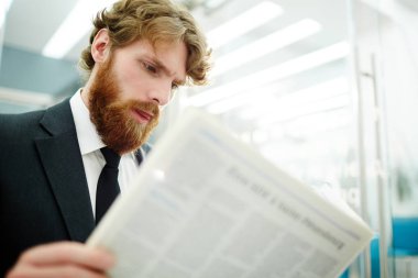 Modern ofis, kopya alanı tatilinde işadamı okuma gazete çatık portresi sakallı