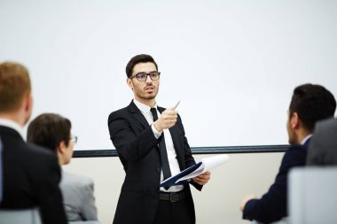 Bir dinleyici de eğitim de rapor yaparken işaret emin Koç