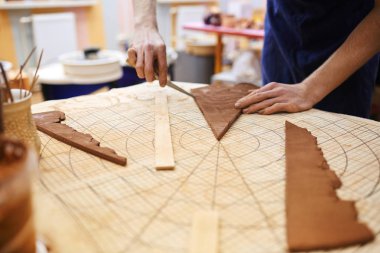 Profesyonel potter kesme kil İşlenecek parçanın ise kağıt diyagramı kullanma