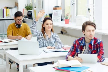 Zeki öğrenciler üniversitede ders, siting