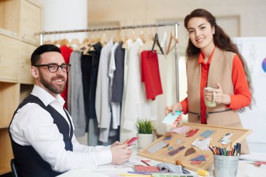 Çağdaş moda tasarımcıları studio çalışma ekibi