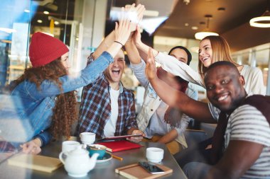 Her diğer ortak projesi başarıyla tamamlanması tebrik ve yüksek beş veren yetenekli tasarımcıların çok etnik gruptan oluşan takım