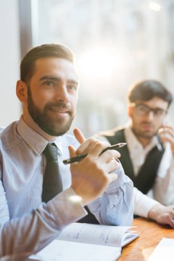 İş planlama ve biriyle konuştuğunu mutlu işadamı