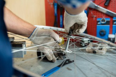 Tamirci cıvata bisiklet tekerleği ortasında sabitleme