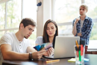 Tartışmak ve yeni proje için renk paletinden seçme tasarımcılar