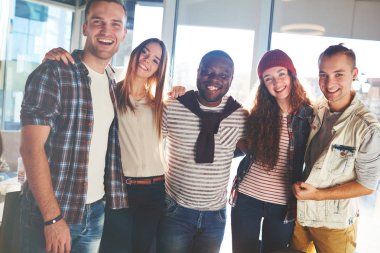 En iyi arkadaşlar güzel küçük kahvehane, grup portresi panoramik pencere karşı dururken geniş gülümsüyor ile fotoğraf için poz çok etnik gruptan oluşan grup