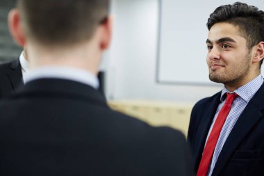 Puan ve yeni proje konuları tartışırken iş uzmanları