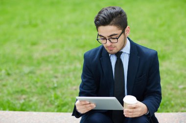 Adam tablet meraklı bir şey izlerken içki ile