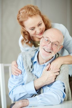 Neşeli yaşlılar birlikte olmaktan zevk