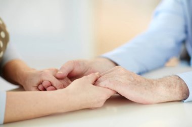 Üst düzey erkek ve kadın birlikte eller