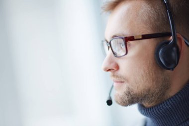 Ciddi yardım Danışma Yöneticisi istemci sorun kulaklık dinleme gözlük içinde