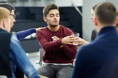 Bir bardak su psikoterapi oturum sırasında sinirli arkadaşına veren yararlı grup