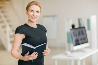 Defter ve kalem kamera seyir ile başarılı öğretmen