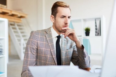 Düşünceli veya şüpheci işadamı ile online istatistik arıyorum