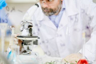Modern araştırmacı kimyasal elementler ya da mikroskop maddelerin eğitim