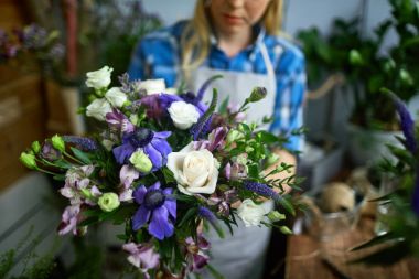 Güzel taze çiçek çiçekçi tarafından düzenlenen demet