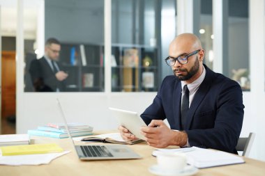 İş yerinde online veri analiz işadamı