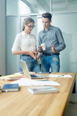 Online veri ve görüşmeden iki genç Broker lookikng