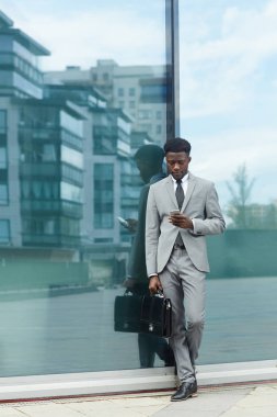 Genç Ajan smartphone ve Evrak Çantası'nda kentsel çevre ile