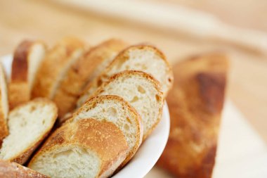 Kahvaltı için taze dilimlenmiş ekmek