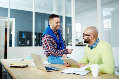 Kahve molası ofisinde Genç tasarımcılar