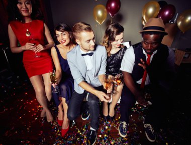 Trendy gece kulübünde parti ve yeni yıl arifesinde, tam uzunlukta portre kutlama arkadaş çok etik grubunun yüksek açılı görünüş