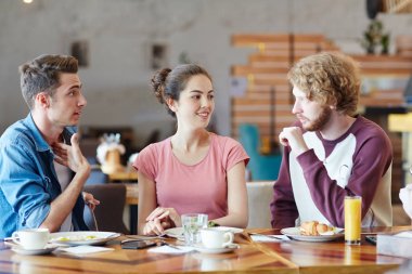 Yeni kafe ya da Restoran öğle yemeğine kadar konuşmaya millennials grup