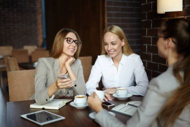 Çekici genç yöneticileri hoş kafe ve onların ortak projesi, grup portresi tartışırken detaylarını toplanmış