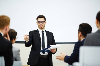 İş toplantısı sırasında izleyici ile fikir alışverişi şık elbiseli kendine güvenen genç hoparlör