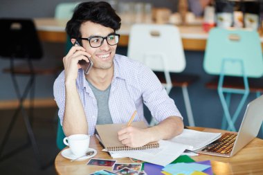 Cep telefonu yeni fikirlerin düşünürken konuşan yakışıklı Tasarımcısı