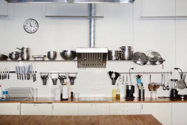 Çelik Mutfak eşyaları ve malzemeleri ile boş mutfak