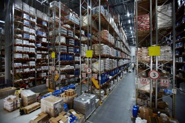 Paketlenmiş ürünler raflarda dolu modern ambar