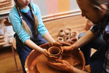 Kızı babası atölye ve yardım