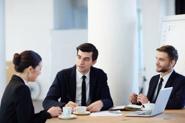 Görüşme sırasında iki işverenlerin soruları yanıtlayan genç uzman