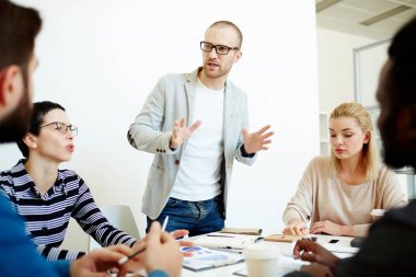 Resmi olmayan toplantı yönetim kurulu arkadaşları ona dikkat, defter, kalem, masanın üzerinde yatan belgeleri ile dinleme sırasında önde gelen gözlük emin takım lideri